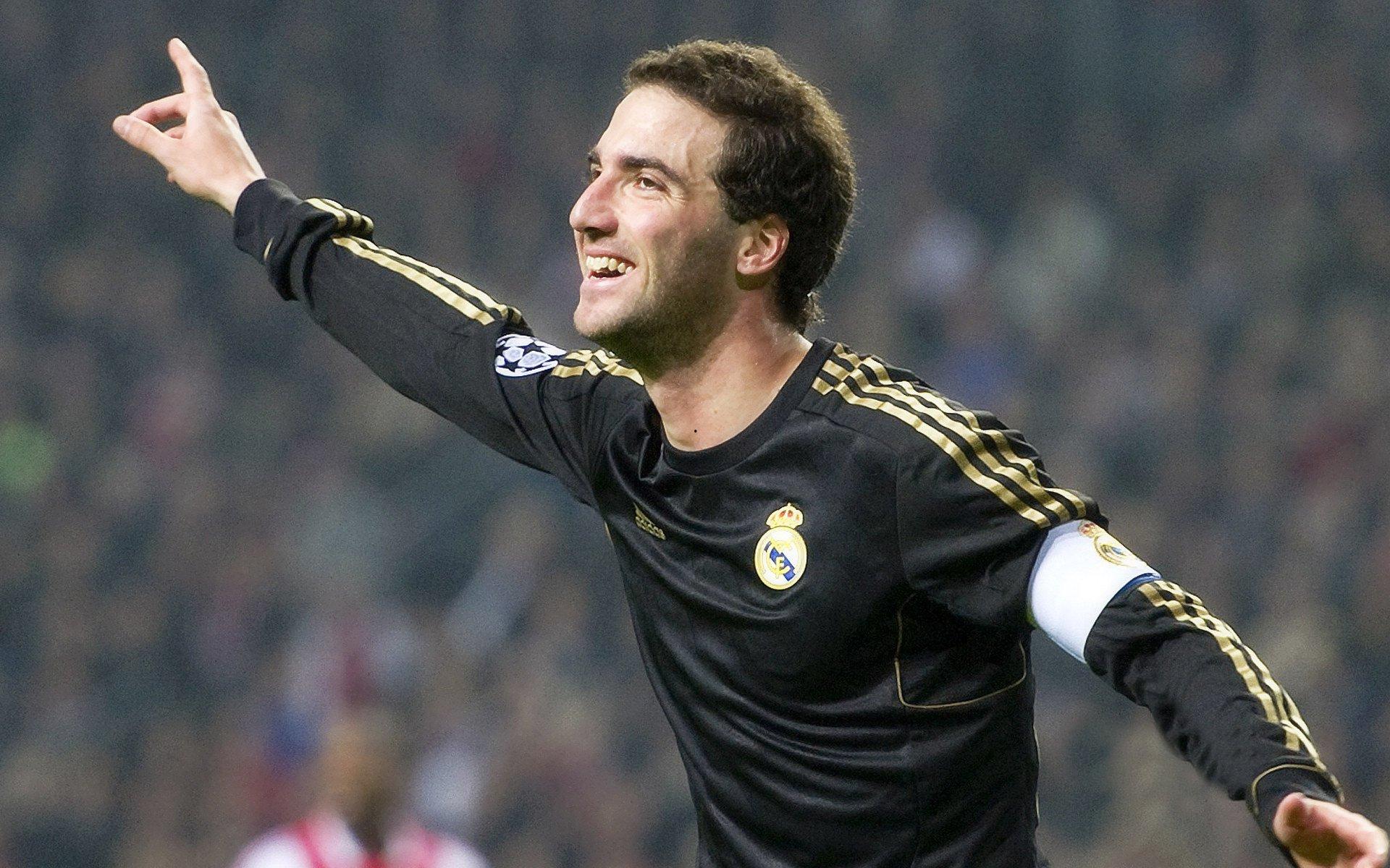 季后赛激战正酣，豪门对决引爆篮球热潮，新星崛起改写格局